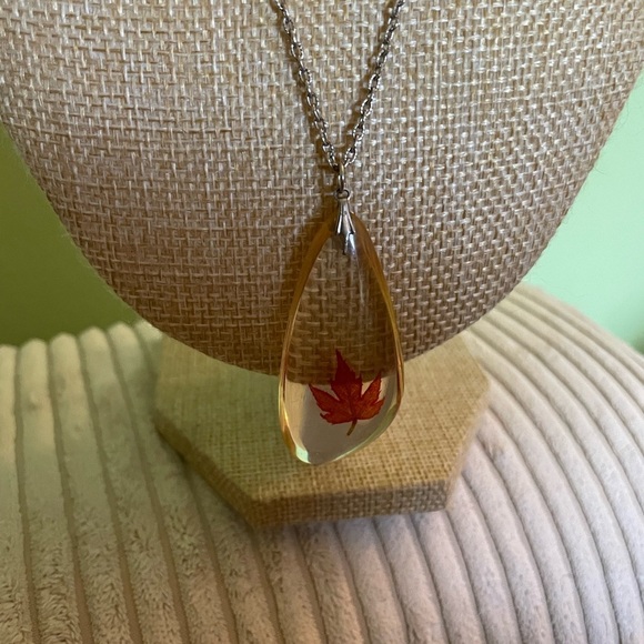 2 Elegant Gold and Red Leaf Pendant Necklaces - Picture 4 of 8
